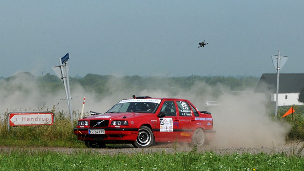 DM sølvmedaljevinderne Søren Bøgeskov med Jens Bro Fisker i co-driver sædet er her fanget under 3. afd. af DM i rally
(Foto: Viggo Johansen)